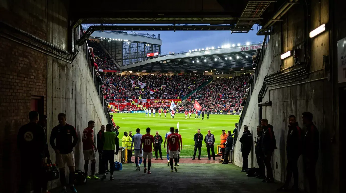 Túnel de vestuarios de un estadio de la Premier League con el campo de juego visible al fondo