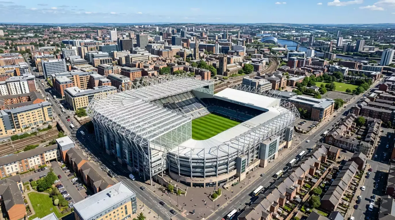 Vista aérea de un estadio de fútbol de la Premier League rodeado de la ciudad