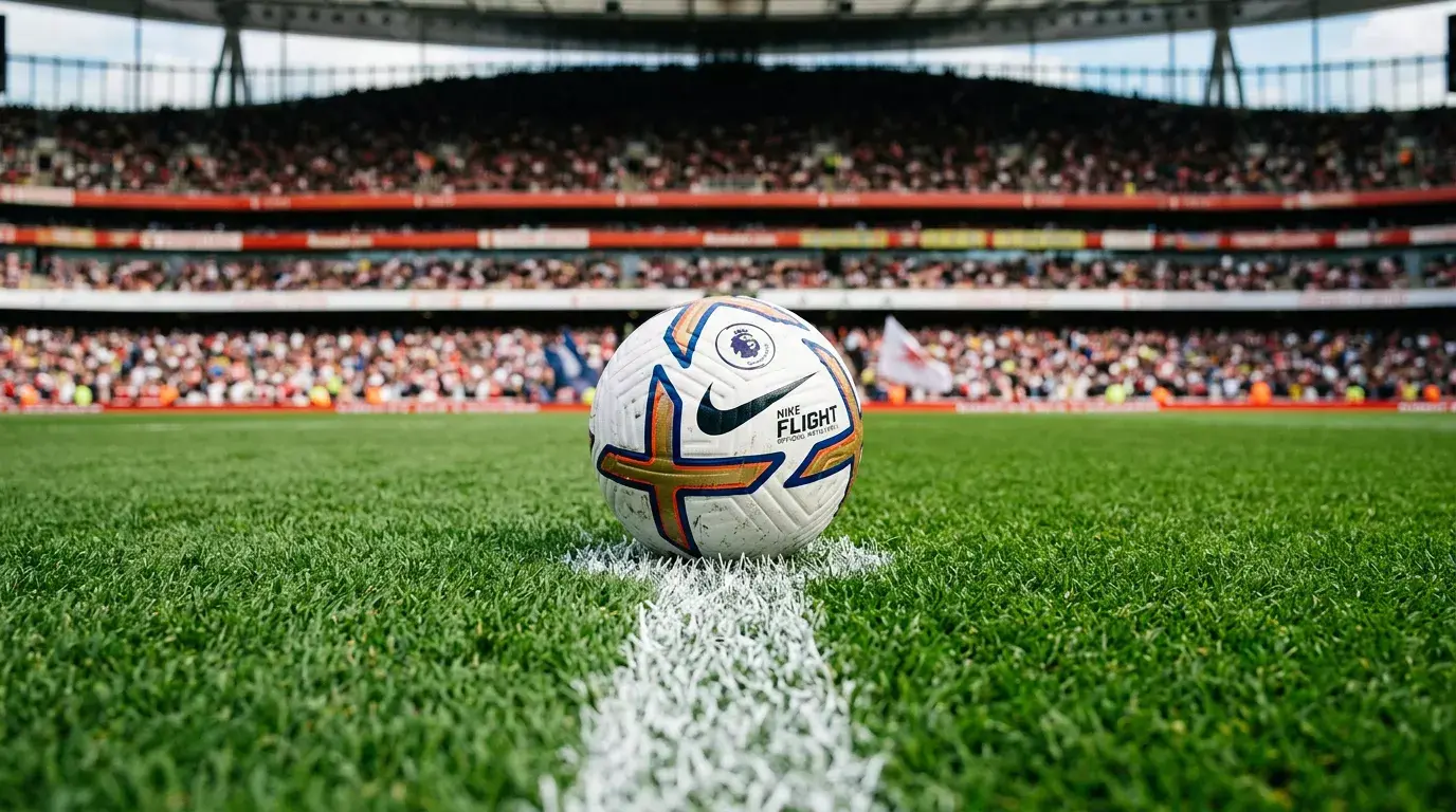 Balón de fútbol de la Premier League sobre la línea de centro del campo en un estadio inglés