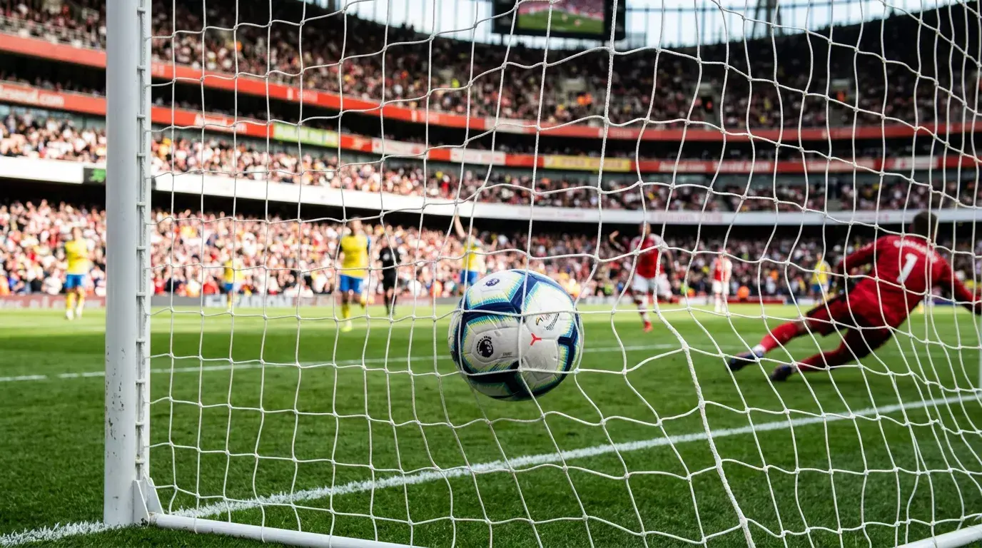 Red de portería de fútbol vista desde dentro con un balón de la Premier League entrando